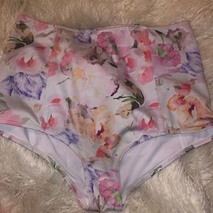 KORTNI JEANE Blush Floral Size medium